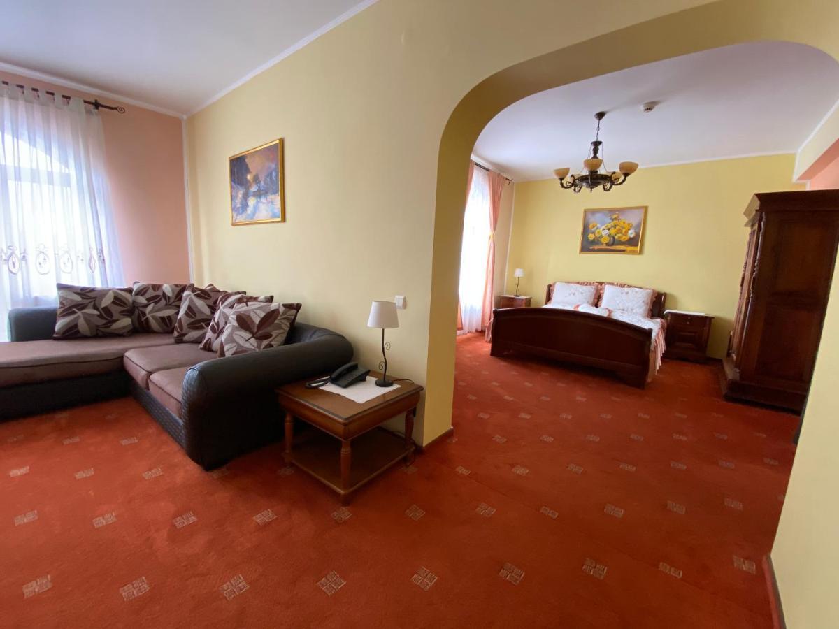 Pensiunea Crocus - Sauna & Billiard Poiana Brasov Bagian luar foto