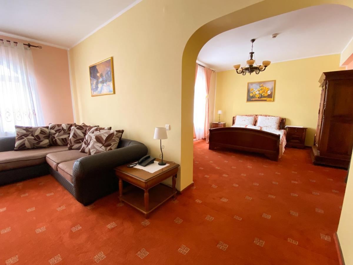 Pensiunea Crocus - Sauna & Billiard Poiana Brasov Bagian luar foto